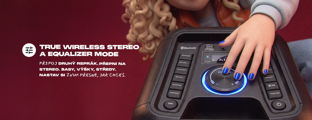 Detailní pohled na horní panel reproduktoru JVC XS-EP424B s modře podsvíceným otočným ovladačem hlasitosti, tlačítky ekvalizéru a nápisem True Wireless Stereo a Equalizer Mode