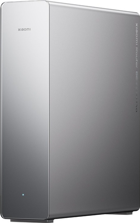 Grafitově šedý router Xiaomi BE19000 Pro z předního šikmého pohledu.