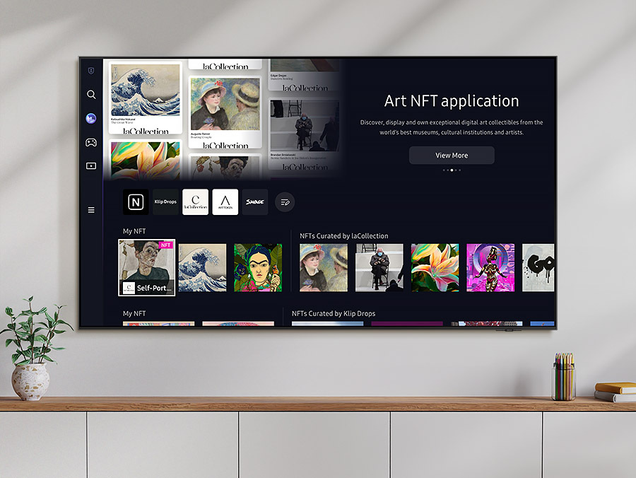Televize Samsung QE65QN92CA Televize Samsung na zdi místnosti, na obrazovce je aplikace Art NFT