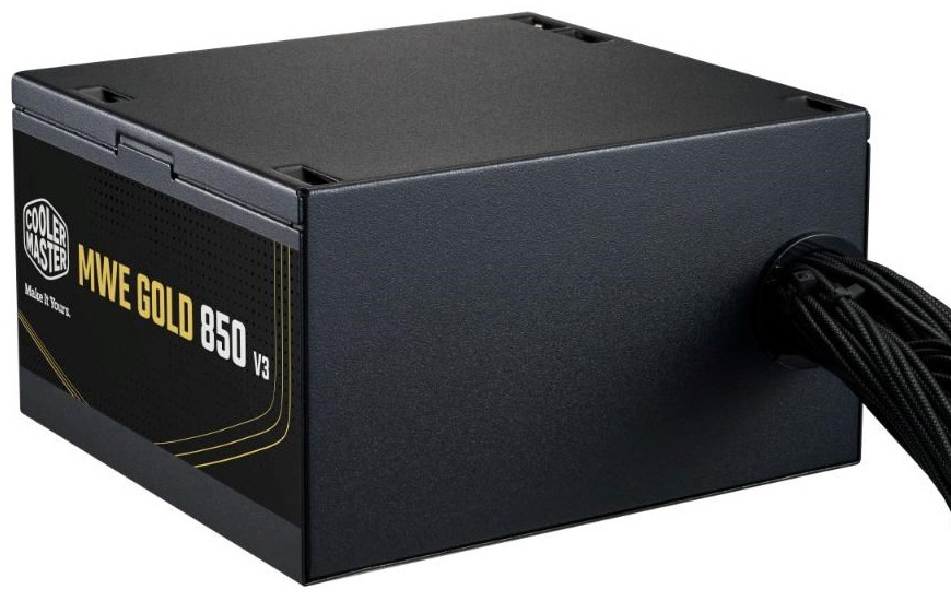 Na obrázku je zadní část napájecího zdroje Cooler Master s pevně připojenou kabeláží, která vychází z jednoho otvoru v zadní stěně. Z boku je vidět štítek MWE Gold 850 V3. Zdroj působí jednoduše, kompaktně a je v nemodulárním provedení.