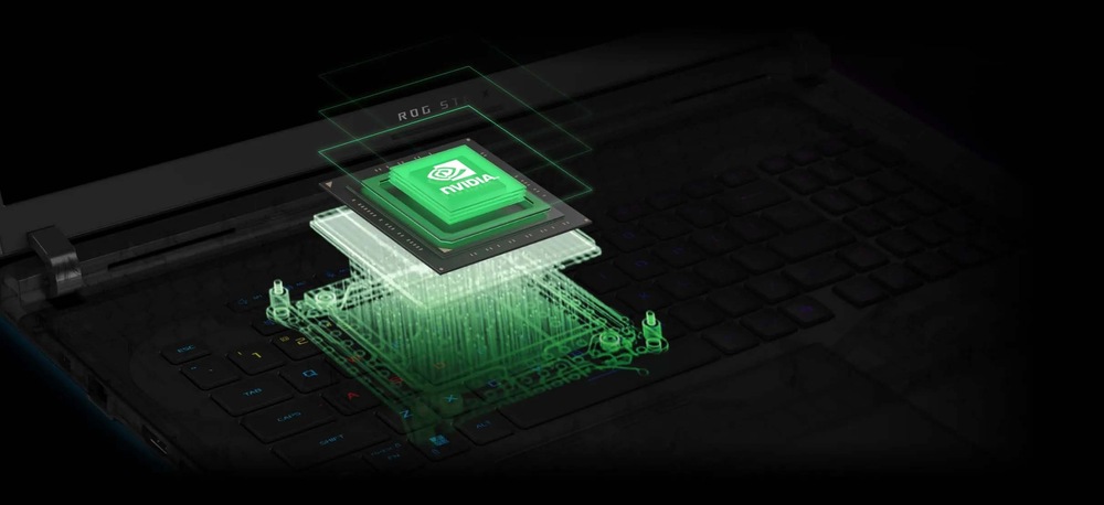 Klávesnice notebooku s abstraktní, zeleně zářícím grafickým čipem NVIDIA® vznášejícím se nad ní, symbolizující pokročilou technologii a výpočetní výkon.