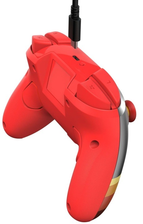 Gamepad Turtle Beach Rematch Wireless Koopa Troopa, NS2 červený Zadní strana gamepadu Turtle Beach Rematch Super Mario s červenými úchopy a nabíjecím portem.