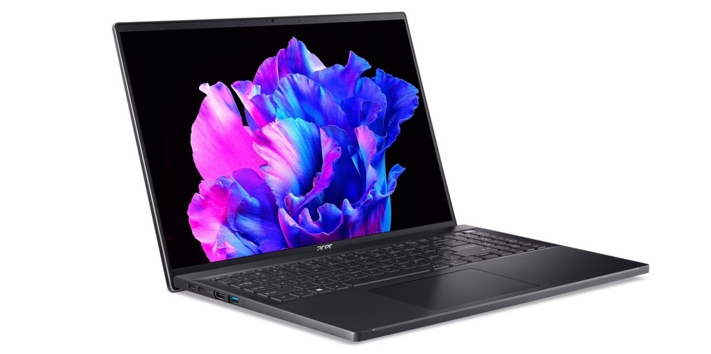 Notebook Acer Swift Go 16 (SFG16-71-5543) černý Otevřený a zapnutý notebook Acer Swift Go 16 natočený doprava
