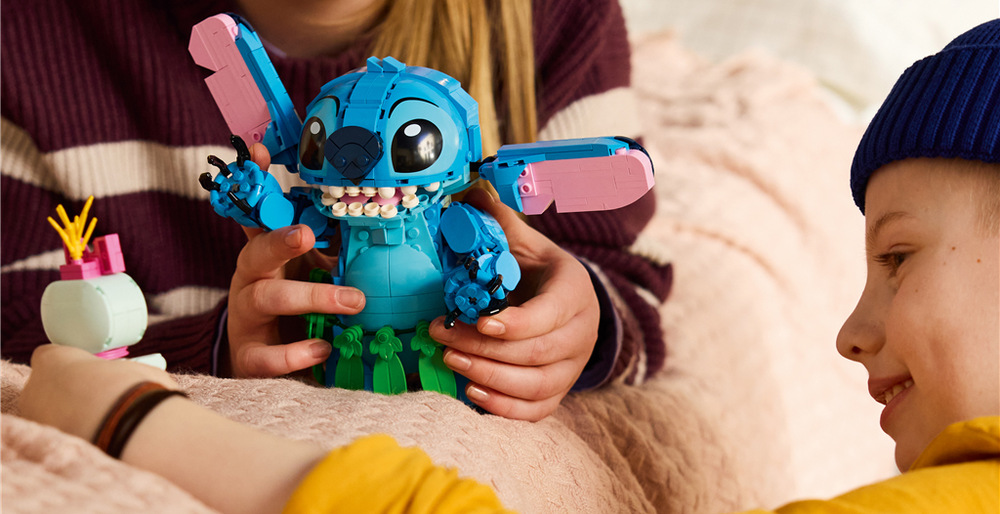 Stavebnice představuje dvojici Stitch a Scrump, se kterými mohou děti přehrávat filmové scény nebo vymýšlet vlastní příběhy.