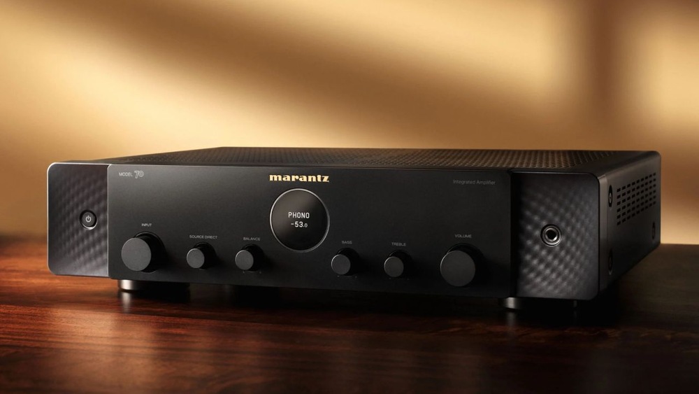 Integrovaný stereo zesilovač Marantz MODEL 70 v černém provedení usazený na dřevěném stolku v obývacím pokoji