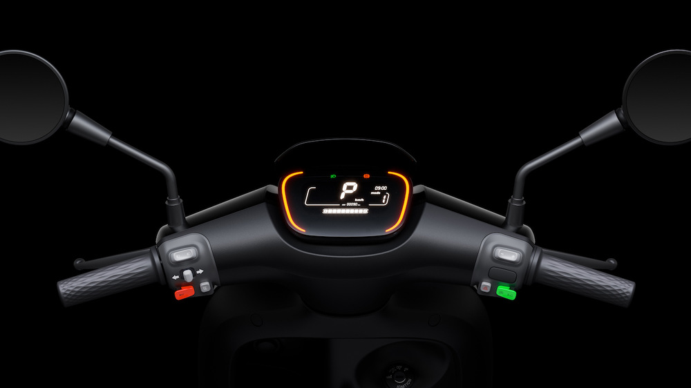 Elektroskútr Segway E300SE černý Elektroskútr Segway E300SE černý