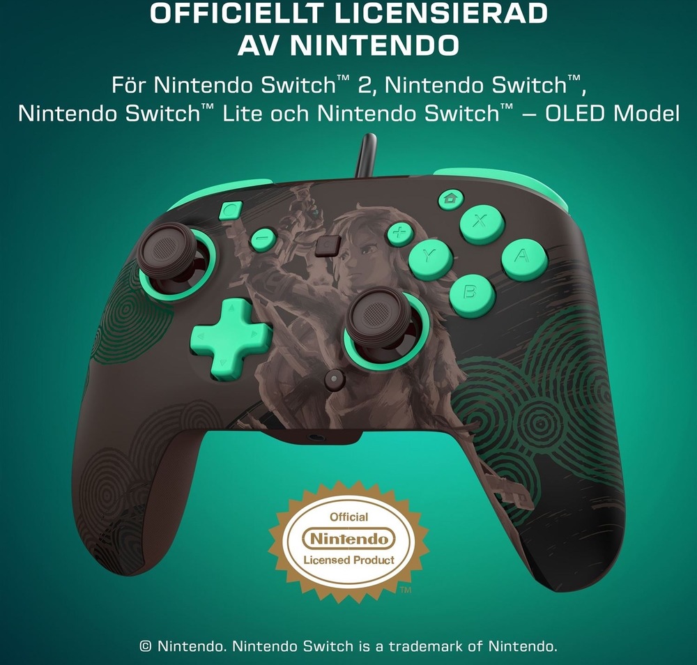Na obrázku je drátový gamepad Turtle Beach z předního šikmého pohledu s The Legend of Zelda. Přes střed ovladače je jemná ilustrace postav ze světa The Legend of Zelda v tlumených hnědých odstínech. Ovladač má dvě analogové páčky, červený směrový kříž, tlačítka A, B, X a Y i samostatné tlačítko C. Z horní části vede připojovací kabel a logo v levém horním rohu označuje kompatibilitu s Nintendo Switch 2.