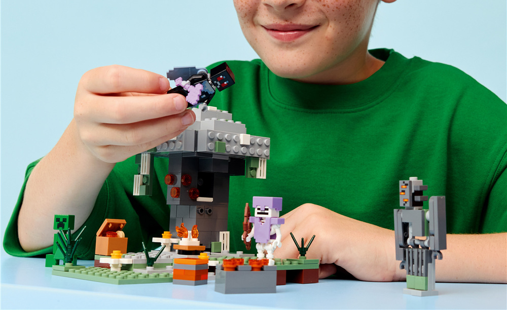 Stavebnice LEGO® Minecraft® 21586 Bledá zahrada Mothman, Creaking, Creeper a kostlivec umožňují dětem rozehrávat napínavé souboje a vlastní dobrodružství.