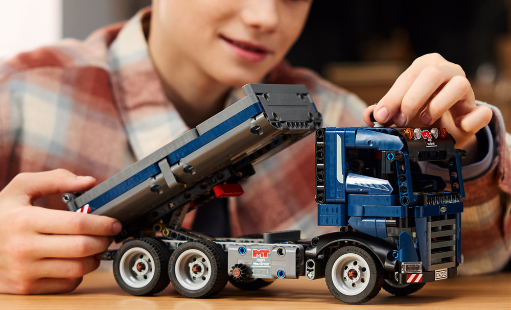 Stavebnice LEGO® Technic 42203 Nákladní sklápěč Pomocí knoflíku lze zvednout korbu a díky otevíracím dveřím si děti mohou prohlédnout také kabinu řidiče.