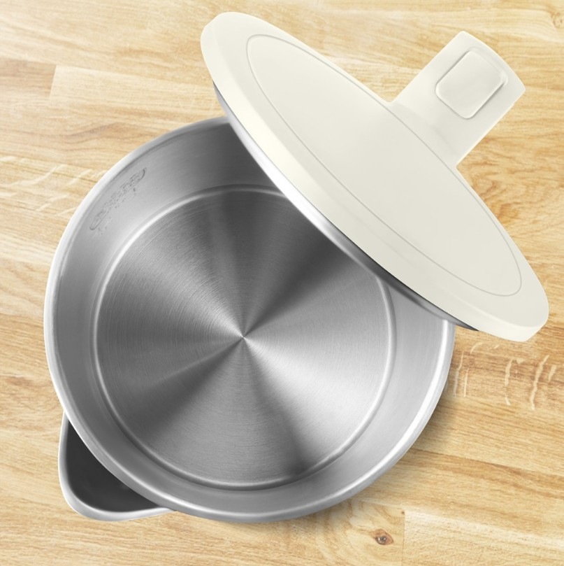 Rychlovarná konvice Tefal KO140AE0 Thermo Protect krémová Otevřená konvice a pohled na vnitřní nerezovou nádobu