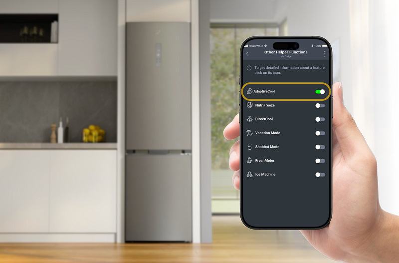 Dámská ruka držící chytrý mobilní telefon s aplikací AdaptiveCool, kterou řídí umělá inteligence