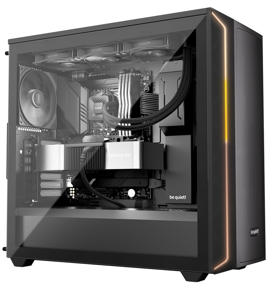 Na obrázku je počítačová skříň s průhlednou bočnicí, ve které je namontované vodní chlazení be quiet! Pure Loop 3 360. V horní části skříně je vidět radiátor se třemi ventilátory, připevněný pod stropem. Z radiátoru vedou dvě opletené hadice dolů k bloku/pumpě na procesoru uprostřed základní desky (malý černý čtverec s logem „be quiet!“). Uvnitř je také grafická karta a další komponenty, vše v černém provedení. Na přední straně skříně svítí jemný svislý světelný pruh.
