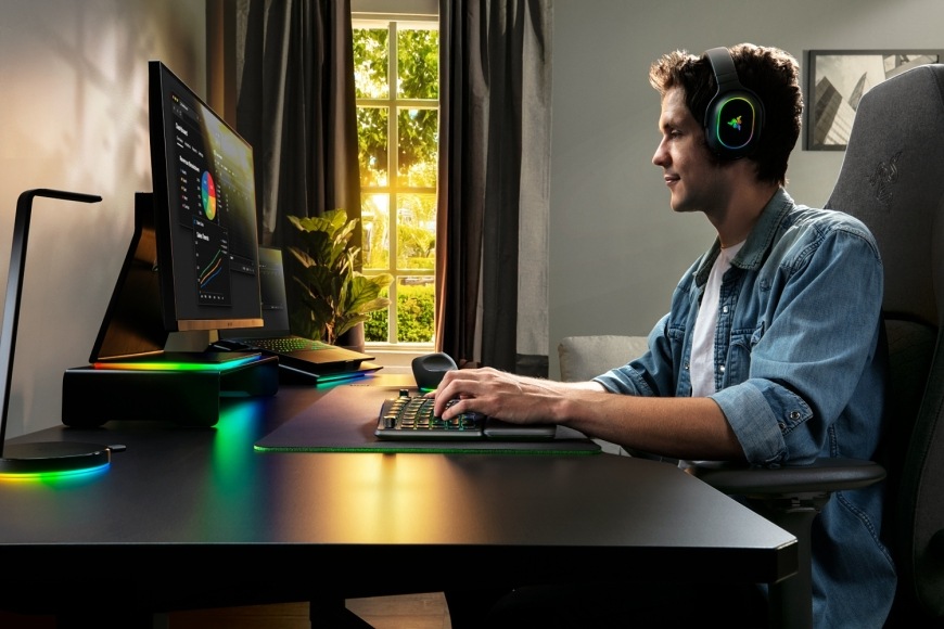 Boční pohled na ergonomickou klávesnici při práci u monitoru