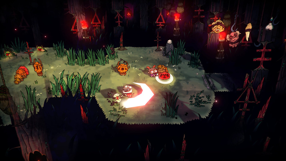 Scéna z dark fantasy hry: přeživší čelí oranžovým příšerám na měsícem zalité travnaté mýtině, obklopeni červenými okultními symboly, pochodněmi a stíny.