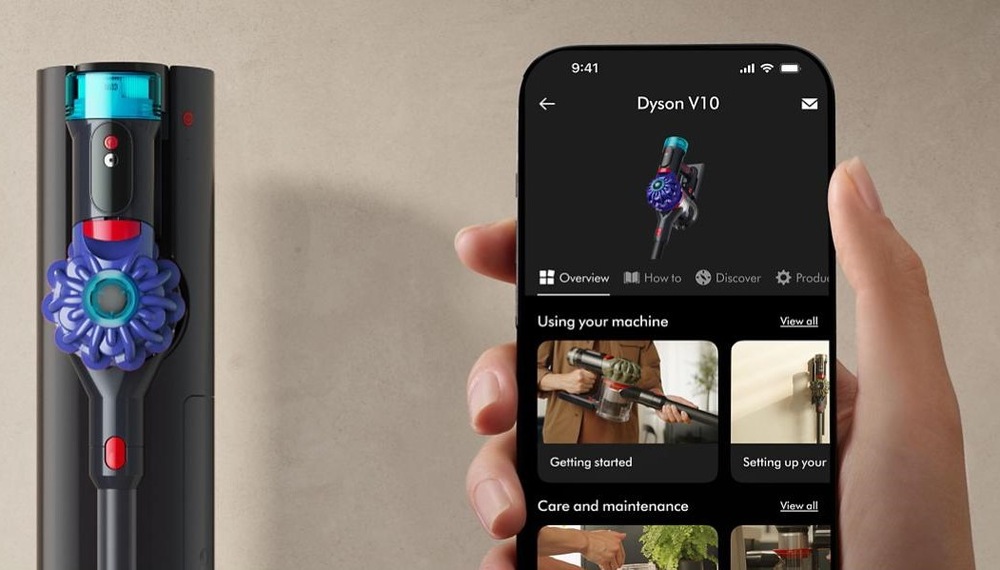 Tyčový vysavač Dyson V10 Konical + Auto Dok černý Vedle dokovací stanice je v ruce držen mobilní telefon - k dispozici je totiž mobilní aplikace, která usnadní používání i péči o vysavač Dyson V10 Konical + Auto Dok.