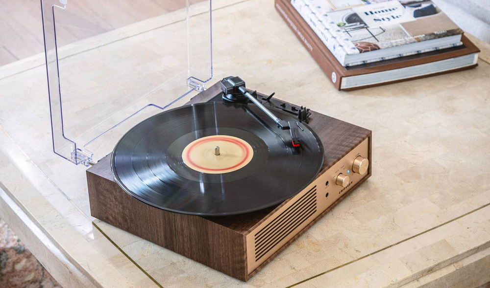 Gramofon Crosley Miles hnědý Bluetooth obousměrně propojí telefon i externí zařízení, doplňují jej AUX a RCA konektory.