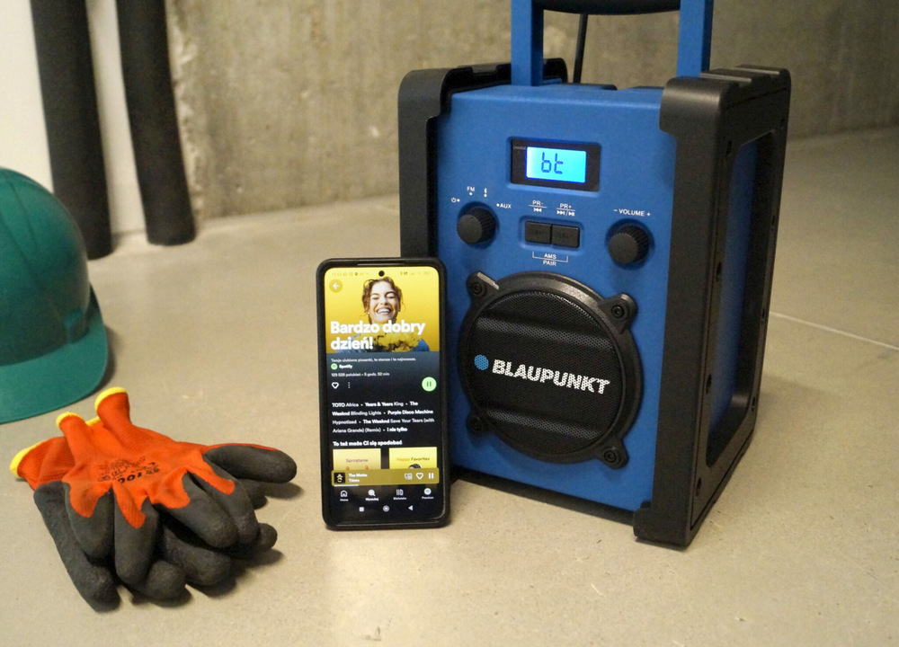 Radiopřijímač Blaupunkt PP30BT JOBSITE černý/modrý Blaupunkt PP30BT JOBSITE při bezdrátovém přehrávání hudby z mobilního telefonu