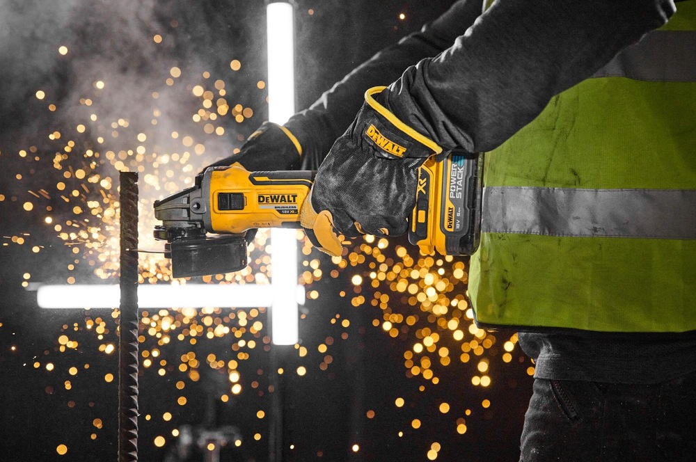 Úhlová bruska akumulátorová Dewalt DCG405P3-QW (s baterií) Úhlová bruska akumulátorová Dewalt DCG405P3-QW (s baterií)