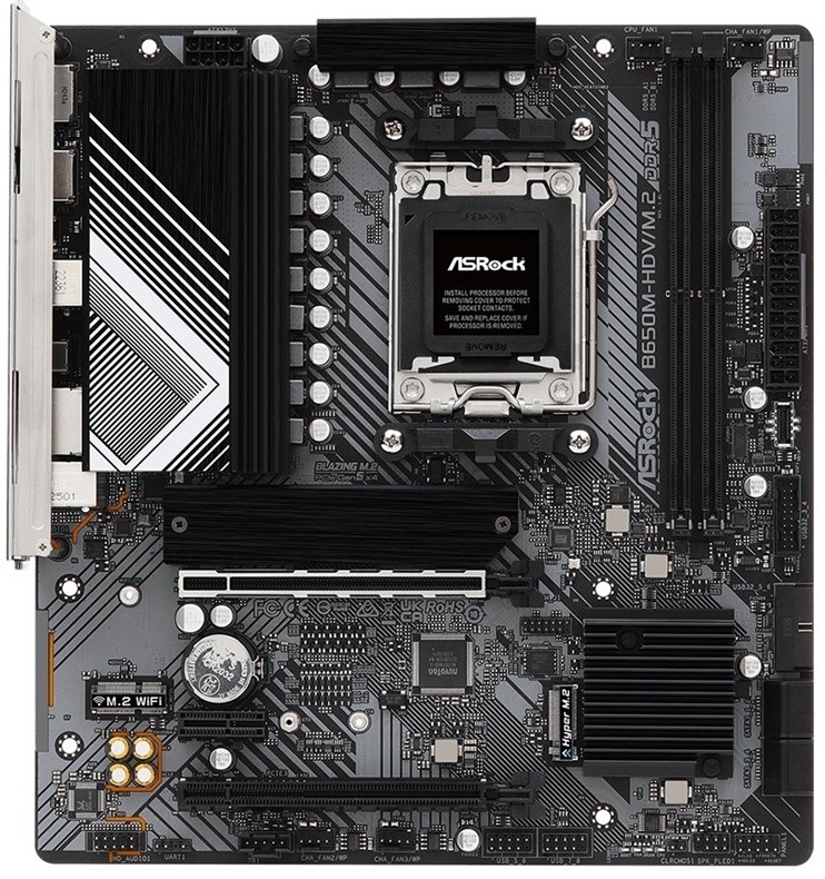 Shora vidíte micro ATX desku s blokem zadních portů vlevo nahoře. Uprostřed je patice procesoru AM5, po pravém okraji jsou 2 sloty pro DDR5 a 24pin napájení. Dole jsou dlouhé PCIe sloty pro grafiku, mezi nimi a paticí bývají M.2 pozice pro SSD a u spodní pravé části konektory SATA.