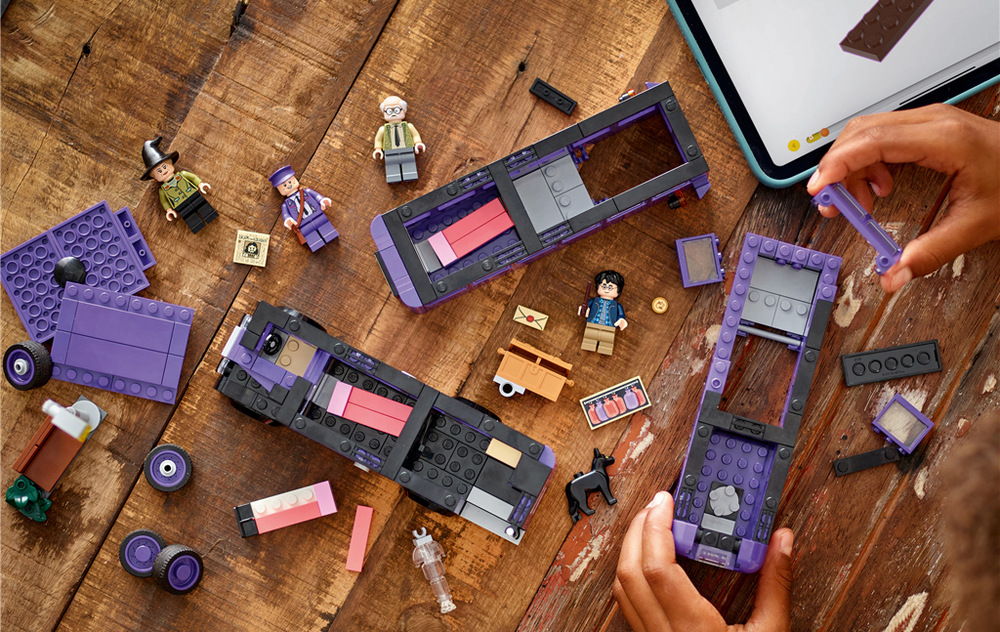 Stavebnice LEGO® Harry Potter™ 76446 Dobrodružství v záchranném kouzelnickém autobusu Pohyblivé postele, kývající lustr a Harryho kufr přibližují dětem chaotickou jízdu z filmu.