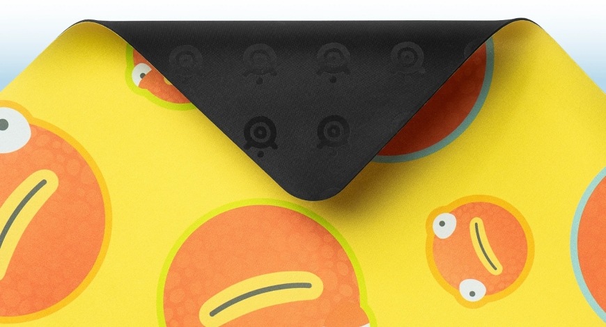 Podložka pod myš SteelSeries QcK Large, Fortnite Fishstick žlutá Detail podložky QcK Fortnite Fishstick s odklopenými rohy a gumovou spodní stranou
