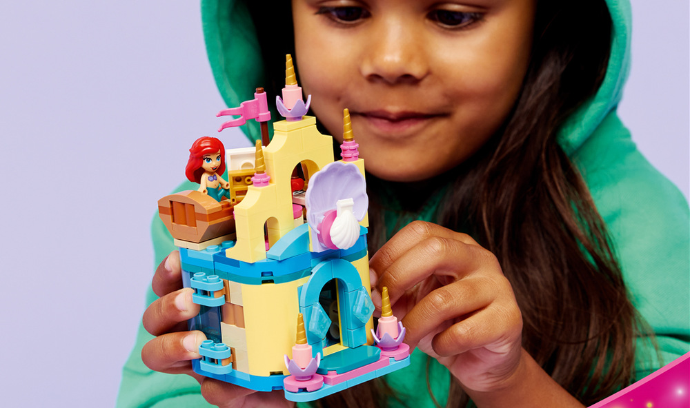 Stavebnice LEGO® │ Disney 43285 Ariel a její kouzelný miniaturní palác Otevírací palác ukrývá jeskyni, poklad i herní prostory, v nichž Ariel zažívá podmořská dobrodružství.