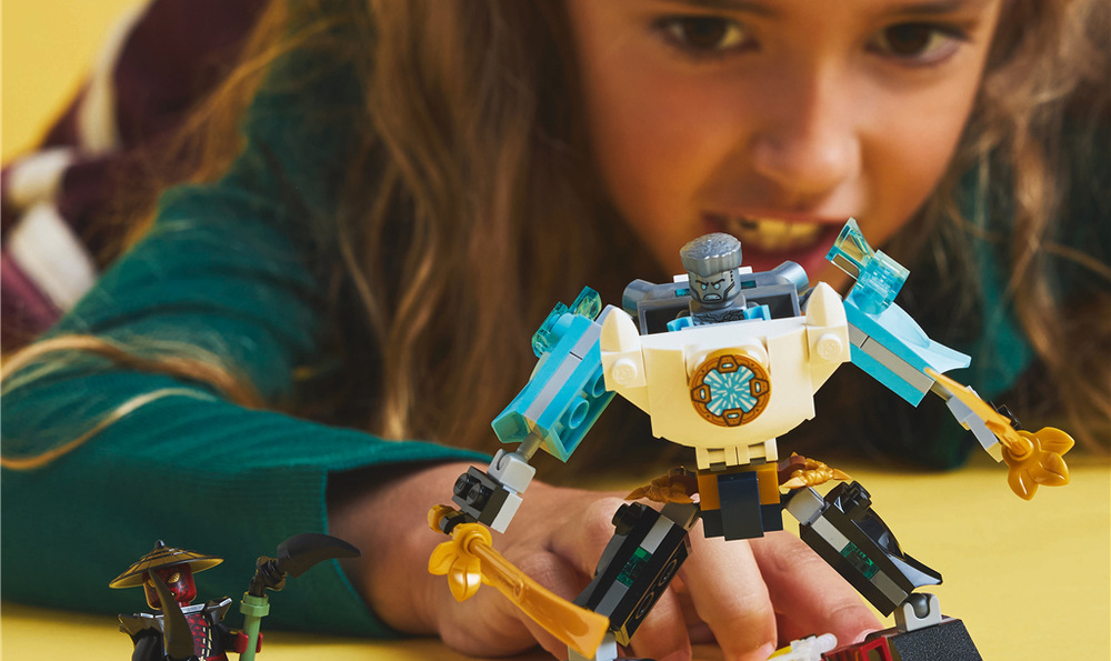 Stavebnice LEGO® NINJAGO® 71827 Zaneův bojový robotický oblek Zane, Wyldfyre a Drix přinášejí do hry rozmanité zbraně i nové možnosti soubojů.