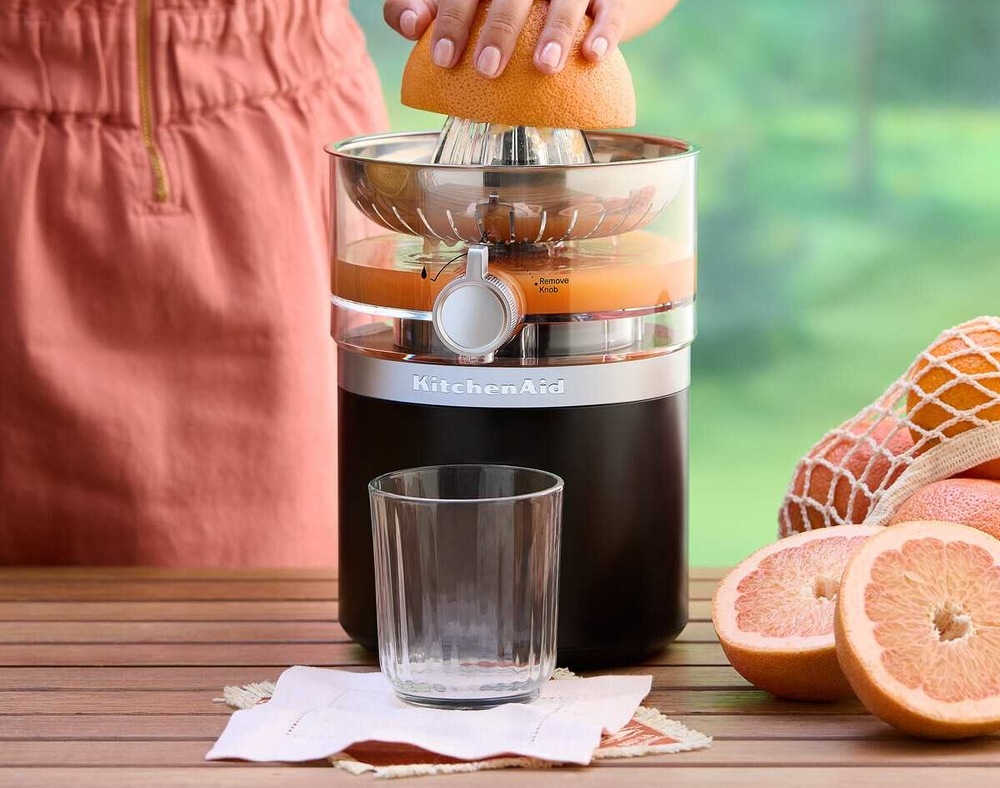 Lis na citrusy KitchenAid 5KCJR160BM (bez baterie) černý Lifestylová fotografie bezdrátového lisu na citrusy KitchenAid při používání