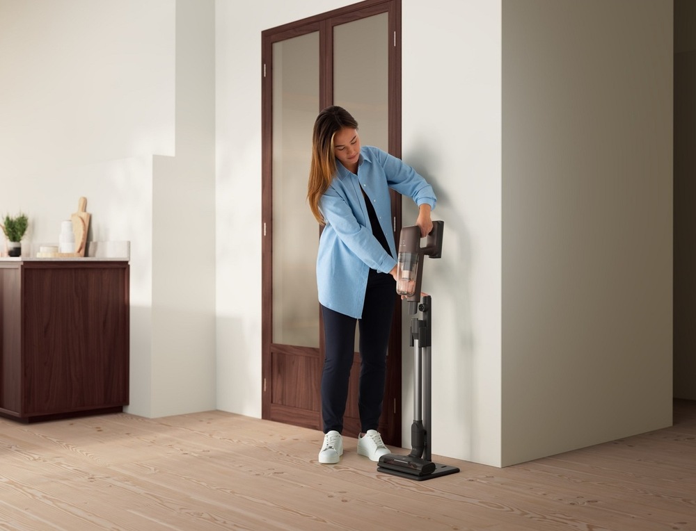 Žena umisťuje tyčový vysavač Electrolux do nabíjecího stojáneku Electrolux 700 ZE164