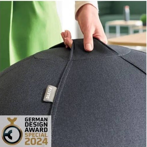 Sedací míč Leitz Ergo Cosy Dark Grey šedý Detail rukojeti sedacího míče Leitz s logem značky a oceněním German Design Award 2024