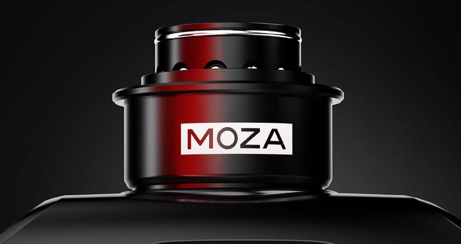 Detailní záběr na rychlopínací mechanismus volantu s označením Moza, která se vyznačuje moderním, profesionálním designem a je umístěna na pozadí s tmavým přechodem.