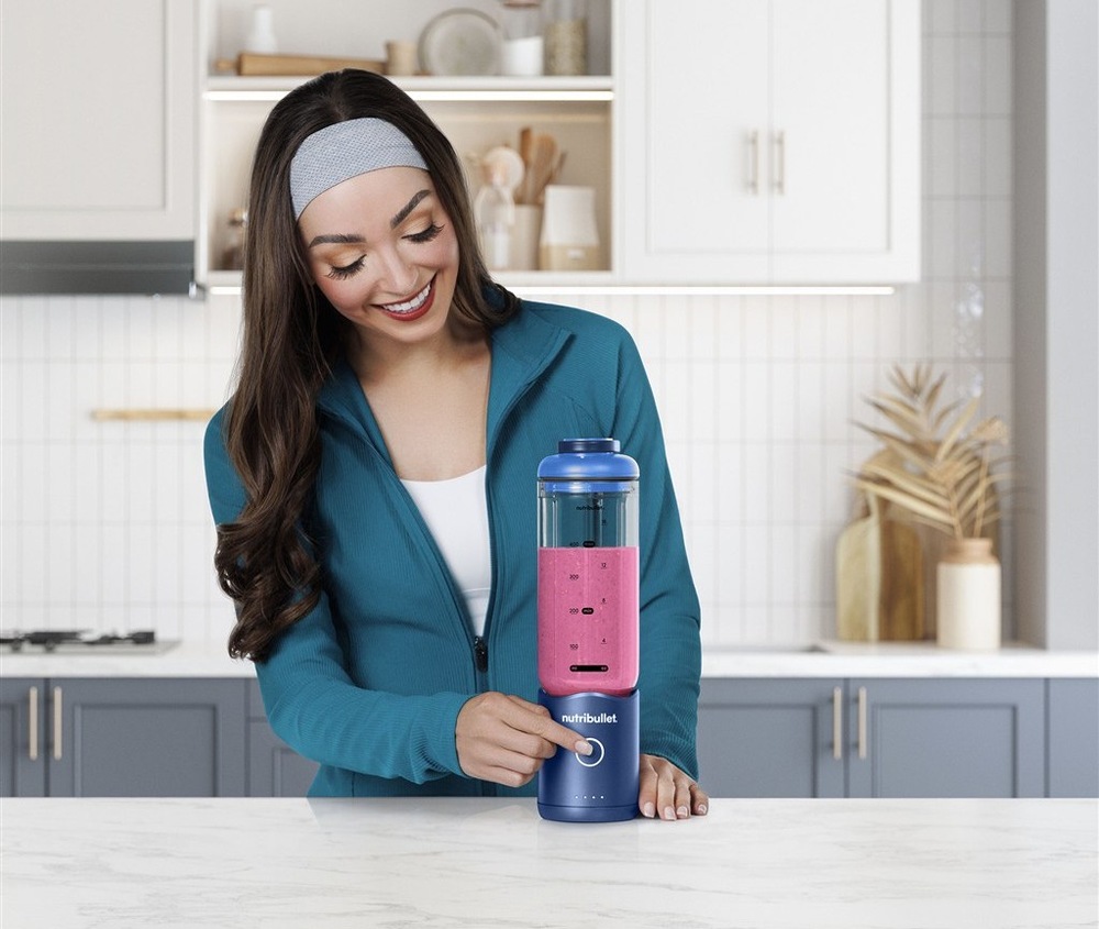 Příprava smoothie pomocí stolního mixéru Nutribullet Flex NBP013BL
