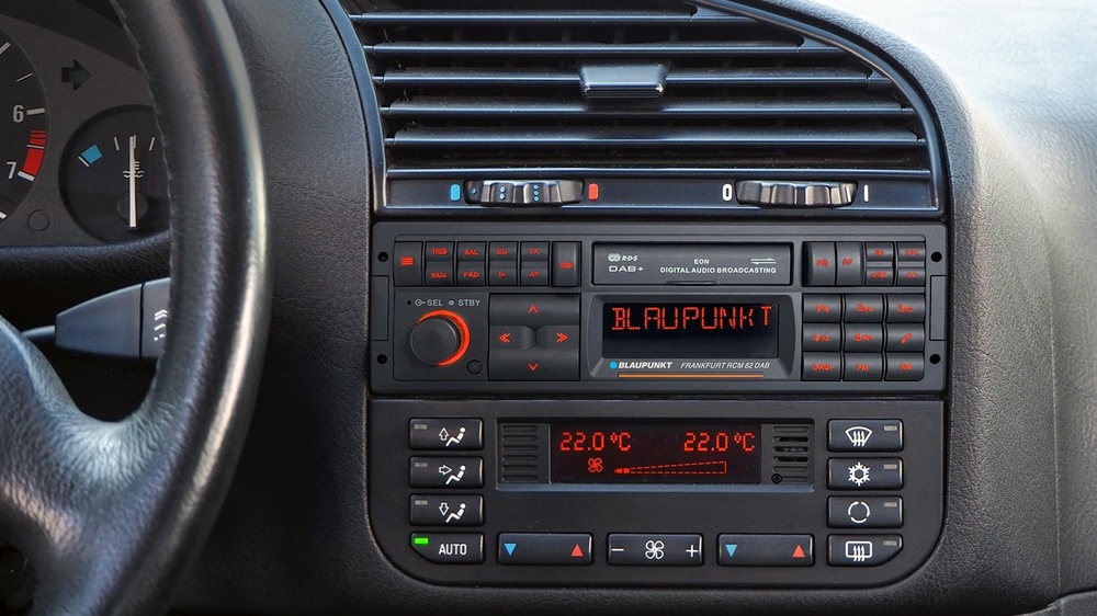 Autorádio Blaupunkt Frankfurt RCM 82 DAB černé Autorádio Blaupunkt Frankfurt RCM 82 DAB a pohled na palubní desku