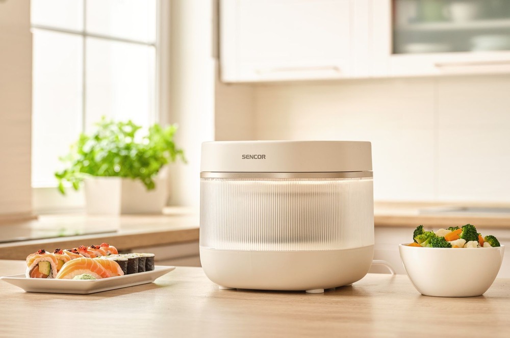 Rýžovar Sencor SRM 2000WH Low Carb Rýžovar Sencor SRM 2000WH Low Carb na kuchyňské lince vedle talíř sushi a miska se zeleninou