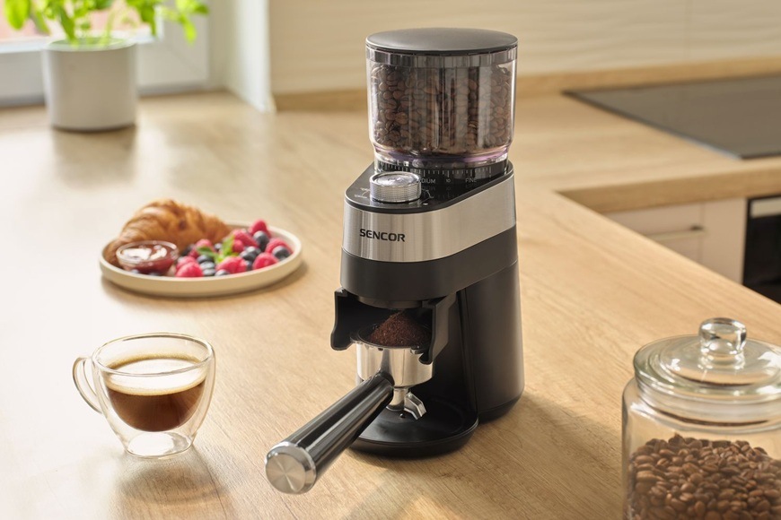 Kávomlýnek Sencor SCG 5060BK černý Elektrický mlýnek na kávu Sencor SCG 5060BK umožňuje mletí přímo do páky na espresso díky praktickému adaptéru pro rychlou a pohodlnou přípravu čerstvé kávy.