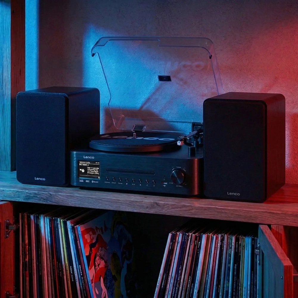 Mikrosystém Lenco MC-760 s gramofonem a reproduktory při večerním poslechu vinylových desek