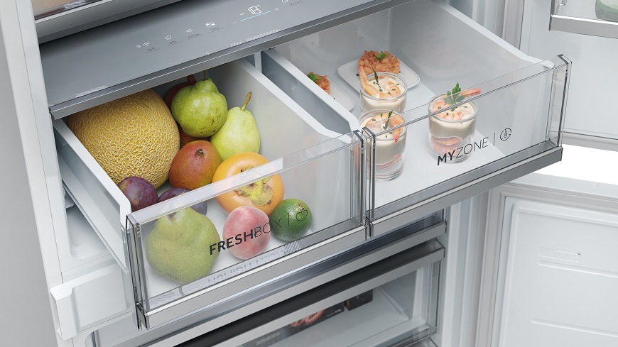 digitální displej a otevřené speciální zásuvky fresh box a my zone uvnitř vestavné chladničky haier ID Titanium 6 HBW7719C naplněné potravinami