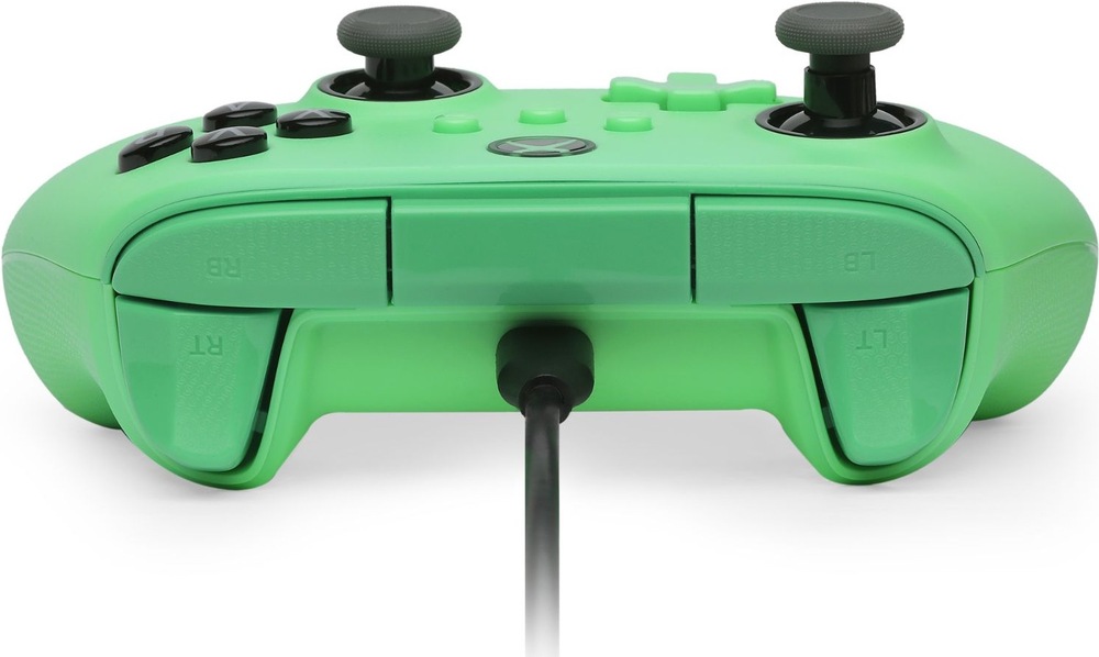 Gamepad PowerA Advantage Plus - Xbox zelený Na obrázku je herní ovladač PowerA Advantage Plus zachycený zezadu a zespodu. Jsou vidět horní spouště LT a RT, tlačítka LB a RB a připojovací kabel vyvedený ze středu ovladače. Rukojeti mají výrazně texturovaný protiskluzový povrch pro jistější držení. Na zadní straně se nachází také dvojice programovatelných tlačítek, kterým lze přiřadit vybrané herní funkce pro rychlejší a pohodlnější ovládání během hraní.