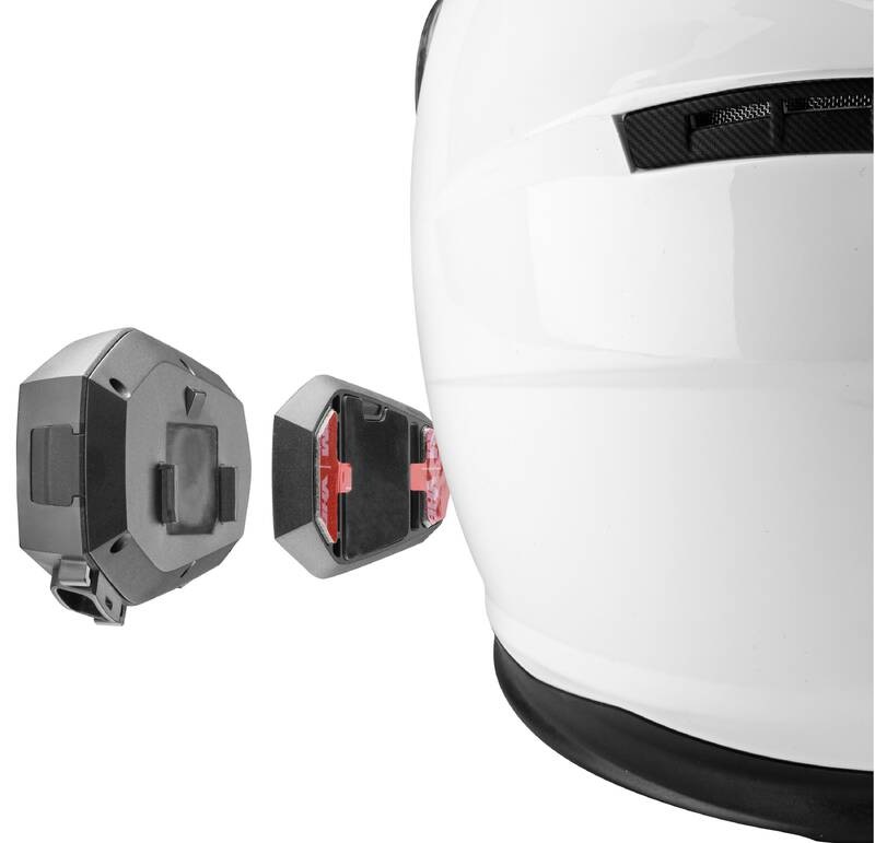 Handsfree Interphone ERA 1 X (Sada 2 ks) – Interkom na motorku černé Detailní pohled na systém nalepovacího upevnění interkomu Interphone ERA 1 X na bílou helmu