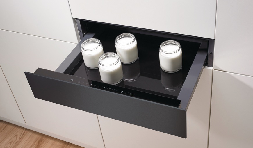 Ohřevná zásuvka Gorenje WD1410BG černá/sklo Ohřevná zásuvka Gorenje WD1410BG je vysunutá a uvnitř jsou uloženy skleničky a bílým domácím jogurtem.