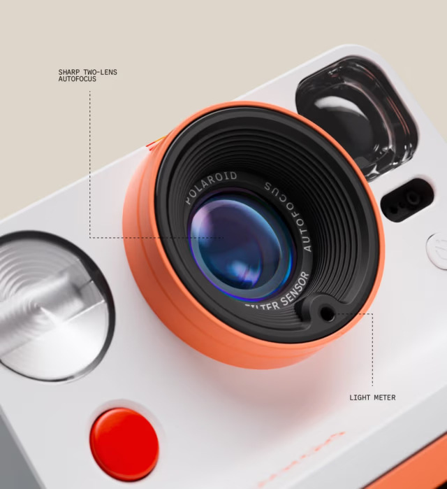Instantní fotoaparát Polaroid Now Gen 3 oranžový Detail objektivu instantního fotoaparátu Polaroid Now Gen 3 se 2 čočkami