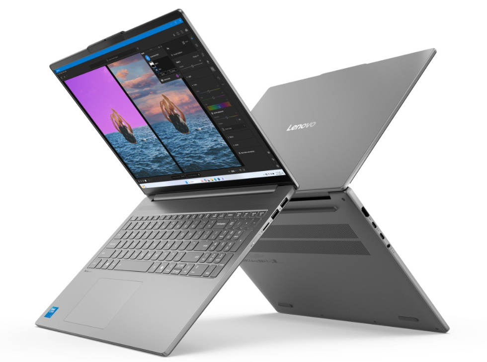 Notebook Lenovo IdeaPad Slim 3 16IMH11 šedý Dva otevřené a zapnuté notebooky Lenovo IdeaPad Slim 3 16IMH11