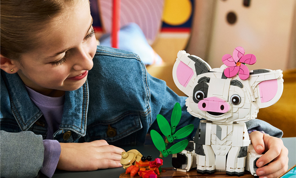 Stavebnice LEGO® │ Disney 43292 Pua Pua může usednout na vor s krabem a tropickými doplňky, které dětem rozšíří možnosti námořních dobrodružství.