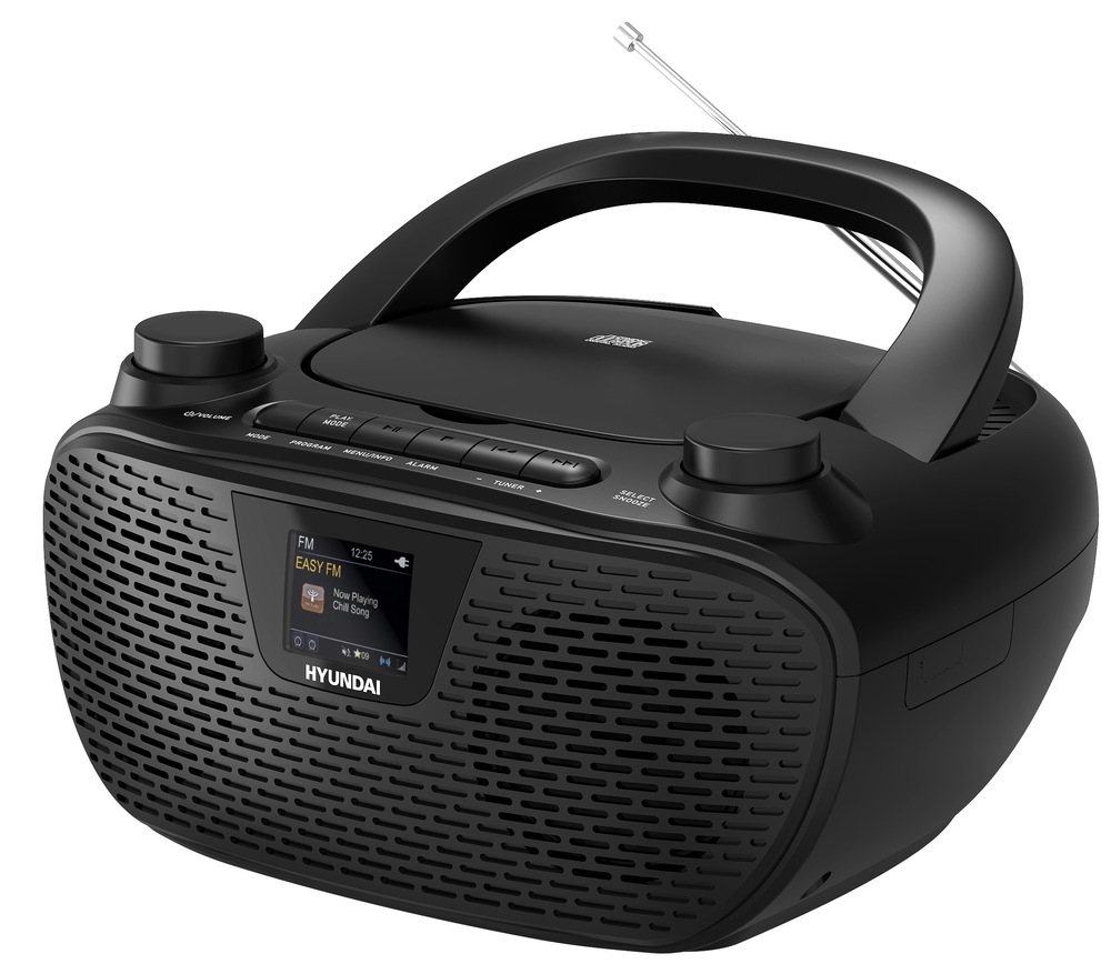Černý přenosný radiopřijímač Hyundai s CD přehrávačem, výsuvnou anténou, barevným LCD displejem a rukojetí pro přenášení – pohled z pravého úhlu