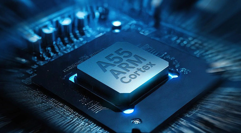 Televize Blaupunkt 32WGC5501S Detailní záběr čipu ARM Cortex A55 na základní desce televizoru, podsvícený chladným modrým světlem s rozmazanými okraji ilustrujícími vysoký výpočetní výkon..