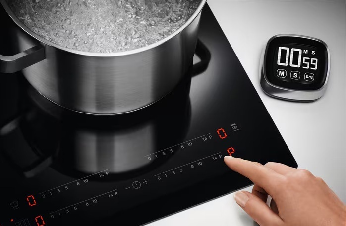 Indukční varná deska Electrolux Inspiration EIV634 černá Ovládací panel varné desky se symbolem P. Hrnec s vroucí vodou na desce. Vpravo minutka.