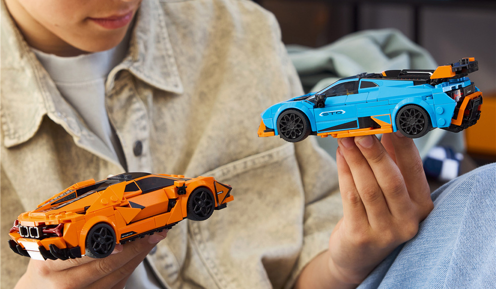 Stavebnice LEGO® Speed Champions 77238 Lamborghini Revuelto a Huracán STO Dvě minifigurky řidičů umožní dětem pořádat závody Lamborghini a zapojit do hry i další modely.