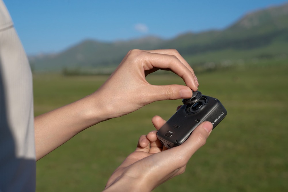 Outdoorová kamera DJI Osmo 360 II Adventure Combo černá Detail výměny čoček na kameře DJI Osmo 360 II