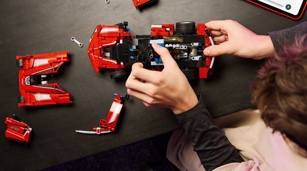 Stavebnice LEGO® Technic 42212 Ferrari FXX K Ferrari FXX K zaujme jako výstavní model i zábavný projekt s digitálním návodem v aplikaci LEGO Builder.