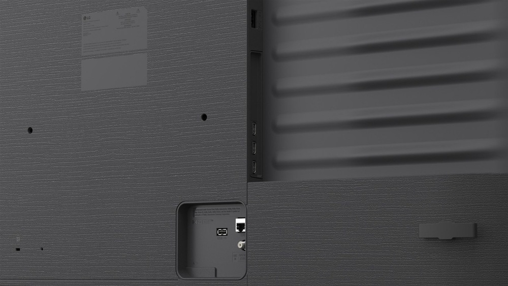 Detail zadního panelu televize LG s USB portem.
